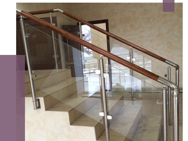 Комбинированные перила из металла и дерева в Кыштыме